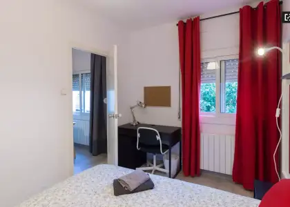 Habitación en piso compartido de 3 dormitorios en alquiler en Santa Eulàlia, con todos los gastos incluidos en Barcelona