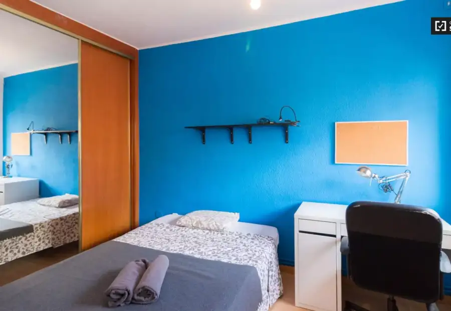 Habitación en piso compartido de 3 habitaciones en alquiler en Santa Eulália en Barcelona