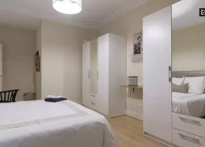 Habitación en un piso compartido de 8 habitaciones en Abando, con todos los gastos incluidos, ideal para profesionales y estudiantes. en Bilbao