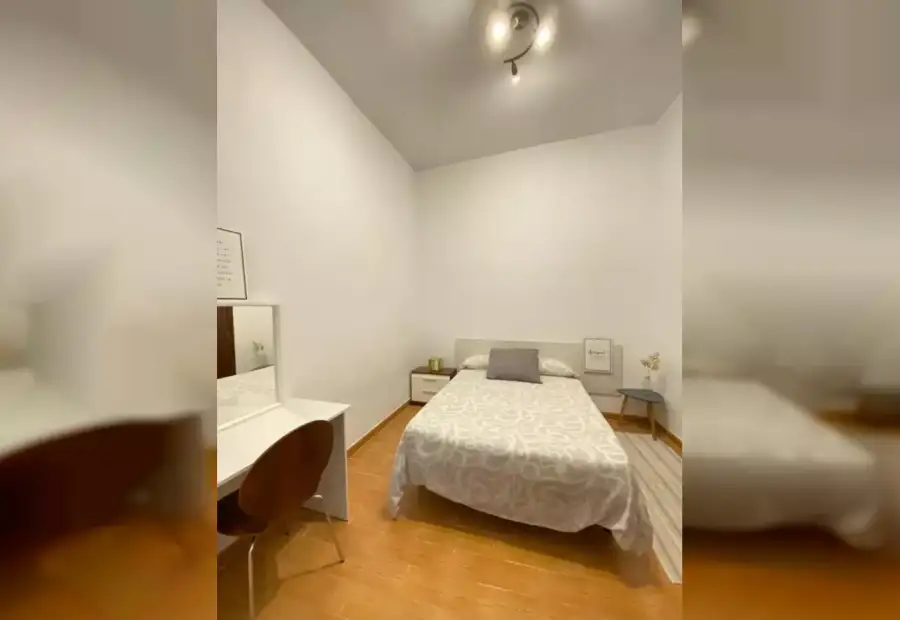 Se alquila habitación en piso compartido de 3 habitaciones en Centro Histórico, todos los gastos incluidos. en Málaga