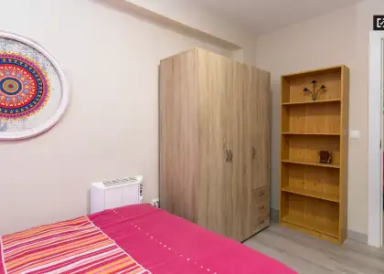 Se alquila habitación en piso compartido de 4 habitaciones en Angustias-Chana-Encina. en Granada