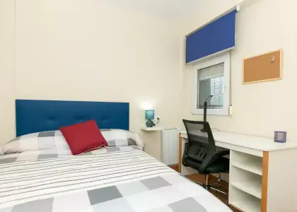 Se alquila habitación en piso de 4 habitaciones en Granada en Granada