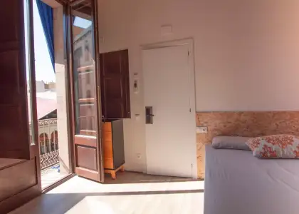 Se alquila habitación en piso de 5 habitaciones en Barcelona en Barcelona